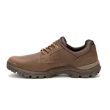 Zapato de estilo urbano Caterpillar, confeccionado en cuero color marrón, con cordones al tono, cuello acolchado y suela de goma dentada para mayor tracción.