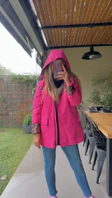 Campera negra con capucha, cierre frontal con cremallera y bolsillos laterales. Interior con forro de animal print.