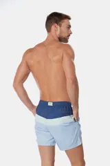 Short de baño de microfibra de secado rápido con diseño a rayas en tonos azul, celeste y rosado, con cintura elástica y cordón ajustable.