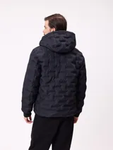 Campera puffer con capucha, color verde militar, con cierre frontal y bolsillos laterales. Presenta un diseño acolchado con costuras termoselladas y puños elásticos.