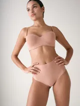Soutien strapless color beige con copa preformada y aro, confeccionado en microfibra suave.