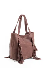 Bolso tipo tote color marrón con textura perforada, diseño estructurado y detalles de flecos laterales con borlas. Cuenta con doble asa de hombro y costuras visibles.