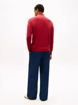 Sweater de punto Tommy Hilfiger color rojo, con cuello perkins, cierre frontal parcial de un cuarto y manga larga. Cuenta con ribetes de canalé en cuello, puños y dobladillo, y logo bordado en el pecho.