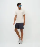Remera deportiva de manga corta y cuello redondo, confeccionada en tejido tecnológico de poliamida con propiedades de secado rápido y alta respirabilidad. Presenta un diseño minimalista con estampa frontal de lettering discreto.