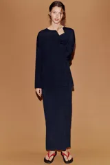 Jersey de punto fino con diseño oversize, cuello redondo y manga larga.