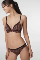 Soutien tipo bralette color nude con estampado de cebra en tonos beige. Confeccionado en microfibra gloss, cuenta con copas sin aro y escote decorado con puntilla. Tiene cierre en la espalda con broche de 4 posiciones y breteles ajustables.