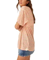 Remera holgada a rayas color naranja y blanco, con escote en V profundo y mangas cortas caídas.