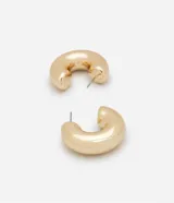 Aros medianos dorados, de metal, con forma de media caña gruesa y cierre de tornillo.