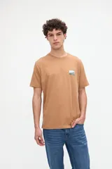 Remera de manga corta color blanco con diseño gráfico fotográfico y texto en el frente.