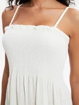 Vestido largo color blanco hueso, con breteles finos, escote recto y cuerpo fruncido.