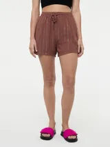 Short color marrón con rayas verticales plateadas, pretina elástica con cordón ajustable y bolsillos laterales.