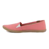 Zapatilla casual Moleca para mujer, tipo alpargata baja de color amarillo, con perforaciones en toda la capellada para mayor ventilación, suela texturizada tipo yute y detalle de aplique marrón con un corazón metálico en el talón.