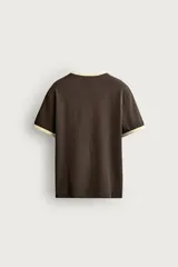 Camiseta regular fit gris melange con cuello redondo y mangas cortas. Presenta acabados con rib en contraste de color marrón oscuro en el cuello y los puños.