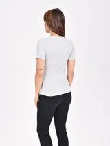 Remera de punto acanalado en color bordó, con cuello redondo y mangas cortas, de corte ajustado al cuerpo.