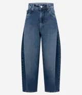 Pantalón de jean azul con corte barrel, cintura alta y estructura amplia. Presenta diseño de cinco bolsillos, cierre frontal con botón y trabillas para cinturón.