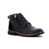 Bota casual de hombre color negro, con diseño acordonado y cierre lateral. Presenta una suela con detalle de costura en color marrón y refuerzo en el talón.