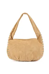 Cartera tipo hobo color tostado, de gamuza, con cierre y tachas plateadas decorativas en los bordes y en el asa.