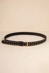 Cinturón negro de gamuza con hebilla dorada y pespuntes decorativos en color beige.