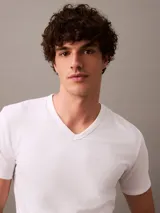 Pack de tres remeras blancas de algodón con poliéster y elastano, cuello en V y manga corta.