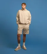 Bermuda estilo cargo color beige, confeccionada en tejido french terry, con cintura elástica, cordón de ajuste interior y bolsillos laterales tipo cargo.