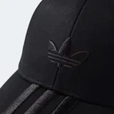 Gorro Adidas negro con logo bordado en el frente y tres tiras en la visera.