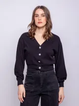 Cárdigan negro corto de tejido de punto con textura y leve brillo, escote en V, mangas largas abullonadas y cierre frontal con cuatro botones brillantes.