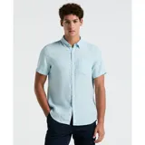 Camisa celeste de lino de manga corta con cuello abotonado y bolsillo en el pecho.