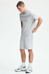Remera de manga corta, cuello redondo ribeteado, color gris melange.