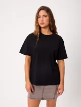 Remera lisa de manga corta, cuello redondo y corte holgado.