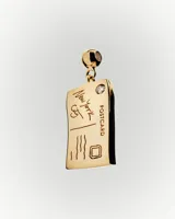 Aro colgante dorado con forma de postal de Nueva York y detalle de strass.