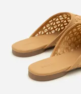 Chatita estilo mule de Satinato, color tostado, con parte superior en trama de rafia con diseño geométrico calado y punta levemente afinada.