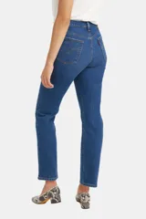 Jeans Levi's modelo 501 de corte recto y tiro alto, confeccionados en denim premium con bragueta de botones. Presentan un ajuste regular en el muslo y pierna recta, con un lavado azul clásico.