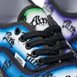 Championes Vans modelo Authentic 44 DX en colaboración con Alva Skates. Presentan un diseño de estampado gráfico con efecto degradado en tonos azules y blancos, con detalles en negro. Cuentan con suela de goma negra y cordones al tono.