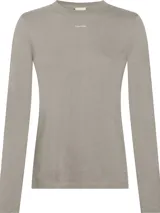 Remera gris de algodón regenerativo, corte slim, cuello redondo y manga larga. Logo pequeño de Calvin Klein debajo del cuello.