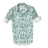 Camisa de manga larga verde con estampado de hojas blancas, cuello clásico y cierre con botones.