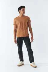 Pantalón de jean negro de corte slim cropped, con bolsillos y presillas para cinturón.