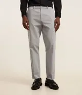 Pantalón de vestir gris claro, corte slim, con trabillas para cinturón, cierre tradicional, bolsillos laterales y traseros.