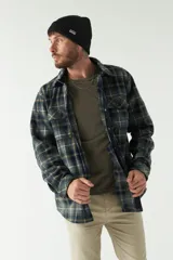 Sobrecamisa polar a cuadros azul marino, con bolsillos tipo cartera y laterales, logo en grifa de goma y fit regular.