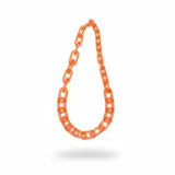 Collar largo de eslabones gruesos en resina de color naranja translúcido.