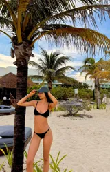 Corpiño de bikini negro estilo top triangular con tirantes regulables, broche en la espalda y copas push-up desmontables.