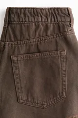 Short de cinco bolsillos en denim de algodón rígido, de tiro alto con cierre y botón, corte holgado y bajo deshilachado.