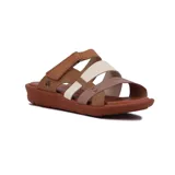Sandalias de cuero color suela y marrón, con diseño de tres tiras cruzadas en el empeine y tira ajustable con velcro en el talón. Cuenta con suela plana y cómoda.
