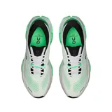 Championes de running On modelo Cloudrunner 3 Max, en color blanco con detalles en verde menta y negro. Presentan capellada de malla transpirable, cordones blancos y entresuela gruesa con tecnología CloudTec en color verde y gris.
