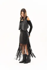 Pollera midi de cuerina negra con diseño ajustado en la parte superior y terminación en flecos largos que aportan movimiento.