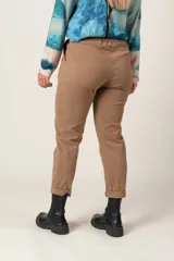 Pantalón negro de tela agamuzada, corte cigarette, con cintura elastizada ajustable con cordón y bolsillos laterales.