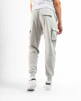 Pantalón de jogging gris con bolsillos cargo laterales, cintura elástica con cordón ajustable y puños ajustados.