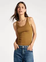 Musculosa ajustada color crema, con cuello redondo y tejido acanalado.