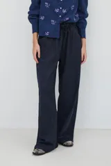 Pantalon de pana color beige, de corte recto y tiro alto, con bolsillos laterales y cintura elástica.