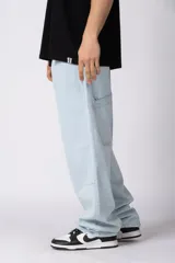 Jean baggy oversize de denim celeste claro, con corte ancho y relajado, estilo urbano.
