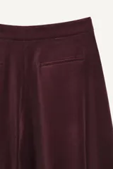Bermuda ancha de tiro medio de terciopelo bordó con diseño de pierna ancha y caída fluida.